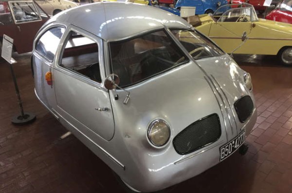 Михаел Хофман , майстор в цех от Мюнхен, има идея да построи своя собствена кола след Втората световна война. Автомобилът разполага със задвижване на задните колела и е изграден предимно от скрап. Идеята му е проста: три колела и малък двигател означават, че е освободен от данъци и не се изисква шофьорска книжка.

Странната му форма се дължи на дебелите механични части. Голяма правоъгълна рамка приема двигателя, сложна лостова система е използвана за управлението му, поради което е невероятно тясно вътре. Дизайнът така и не се утвърждава и Хофман се оттегля от проектирането на автомобили. Само един брой някога е бил направен и можете да го видите в Lane Motor Museum в Нешвил, Тенеси.